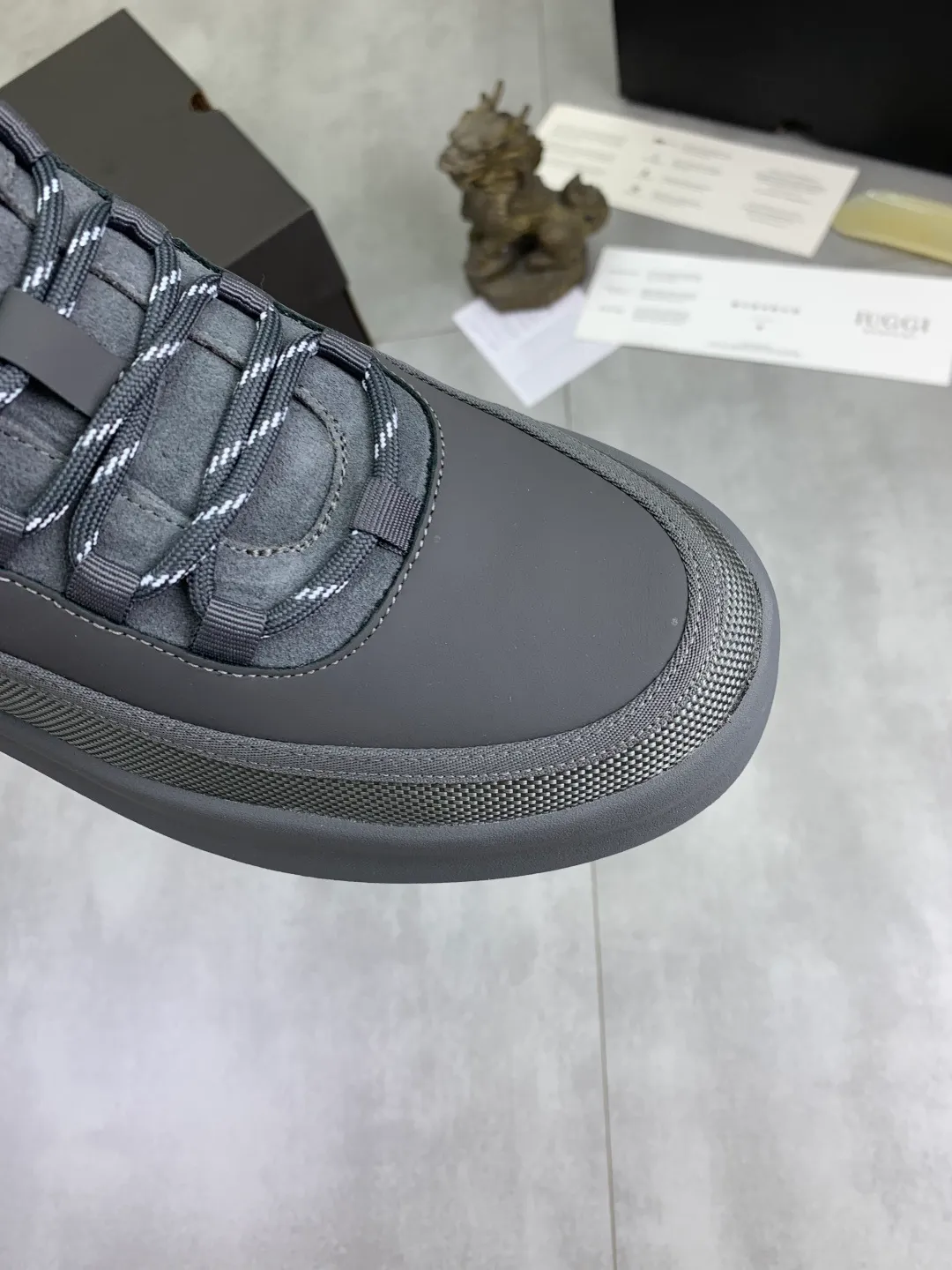 Men's shoes 💰P640 New arrival 🆕🆕🆕 New IUGGI men's shoes. Real cowhide on the outside. Australian wool on the inside. Lightweight and easy to put on. The brand logo has a high-end feel. Men's style! Men's style! Retro outdoor shoes are rarely seen on the market. They look great on the feet. Mainly because they are so stylish. Color: black, gray, maroon. Size: 39-44 999-20